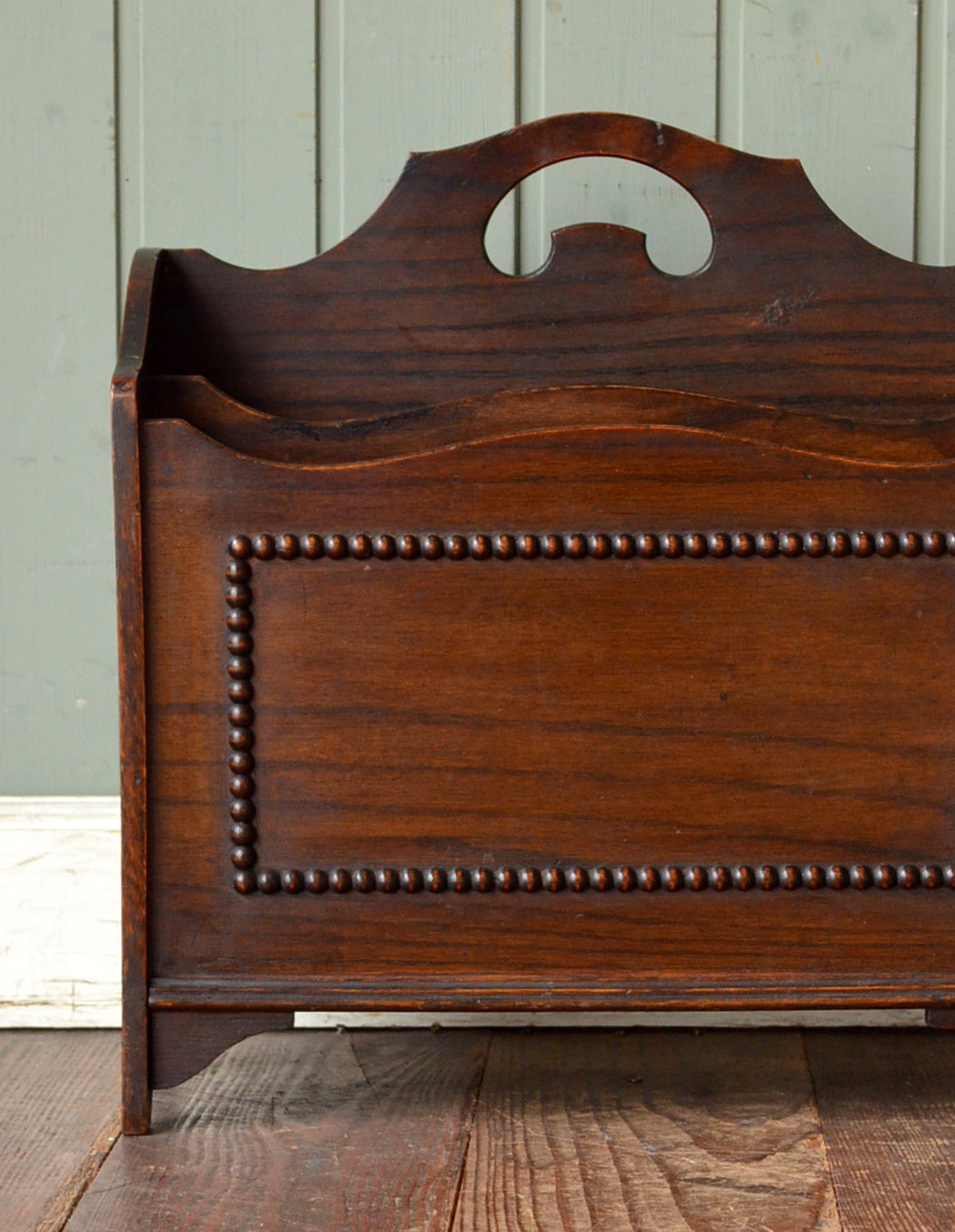 m-1111-z アンティークマガジンラックの正面