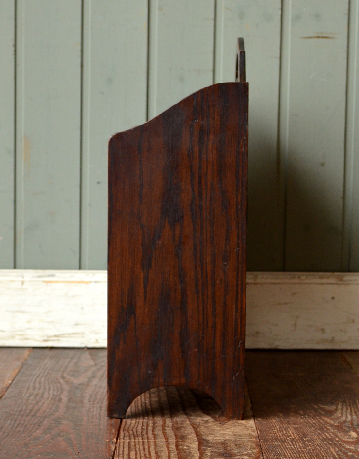 m-1111-z アンティークマガジンラックの横