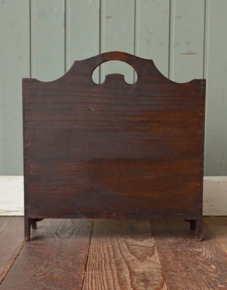 m-1111-z アンティークマガジンラックの後ろ