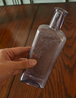長年使われてきたボトルはとっても味わい深い一品です。気泡も入っていて雰囲気たっぷり。(m-454-z) m-454-z アンティークボトル