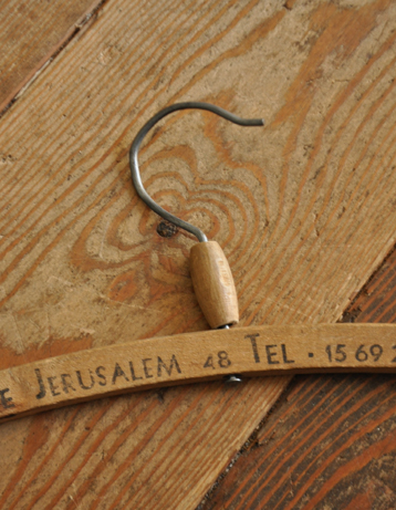 TELなどの文字が描かれています。ホテルの客室やレストランで使われていたんでしょうね。他にもいくつか見つけてきたので、お好きな形やデザインでセレクトを楽しんでみて下さいね。(m-569-z) m-569-z アンティークのハンガー