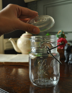 オシャレで可愛いです。ピンやクリップなど小さな雑貨の収納にピッタリです。(m-600-z) m-600-z アンティークのジャー