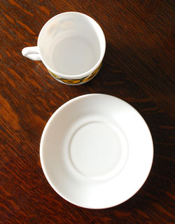 テーブルウェア(食器)　アンティーク雑貨　1960年代のアンティーク アルコパル カップ＆ソーサー（イエロー）。アンティークのため一部にカケやキズがあります。(m-677-z)
