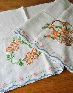 隣はお花のリースの刺繍です。どこから見ても可愛いですね。(m-688-z) m-688-z アンティークのテーブルクロスの刺繍