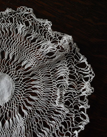 ハンドメイドの繊細さとあたたかさがあります。フレームやキャンドルに合わせてみては?(m-714-z) m-714-z アンティークのドイリー大きい