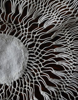 アンティークのため、多少の汚れやシミがある場合がありますが、使用上問題はありませんので、ご了承下さい。(m-714-z) m-714-z アンティークのドイリー中