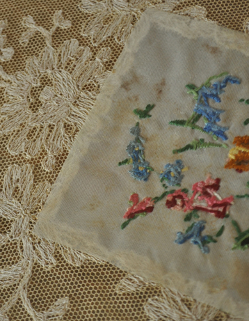 m-895-z アンティークプチポワントレイのアップ