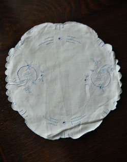 m-920-z アンティークの刺繍マット裏側