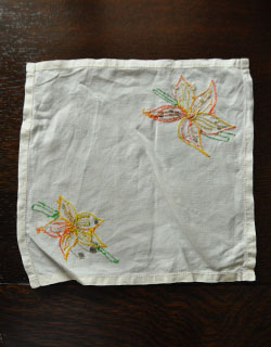 m-921-z アンティークの刺繍マット裏側