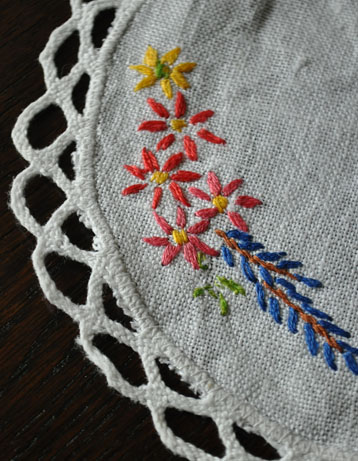 m-924-z アンティークの刺繍マットのアップ