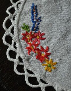 m-924-z アンティークの刺繍マット裏側