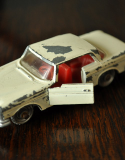 m-953-z アンティーク　ミニカー　ベンツ(白)　ドア