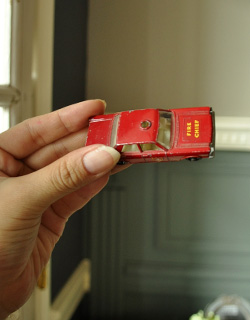 m-955-z アンティークミニカー　赤い自動車　手入り
