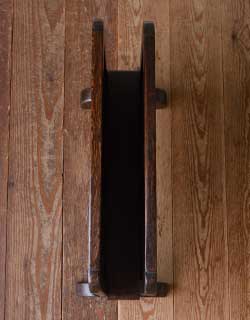 q-284-f アンティークマガジンラックの上から