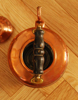 シルバーのテーブルウェア　アンティーク雑貨　イギリスで見つけた銅で出来たアンティークケトル。上から見るとこんな感じになっています。(x-518-z)