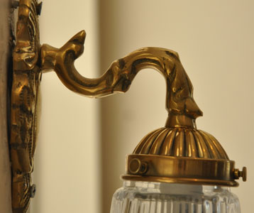 壁付けブラケット　照明・ライティング　ウォールブラケット（真鍮ゴールド色・電球なし）。優雅でちょっぴりゴージャスなデザインのアームの部分はイタリアから取り寄せている真鍮製。(wr-072-d)