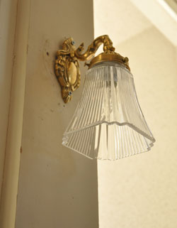 壁付けブラケット　照明・ライティング　ウォールブラケット（真鍮ゴールド色・電球なし）。国産球対応の壁付けランプです。(wr-072-d)