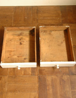 フランスの香りが漂う、雑誌の1Pみたいなアンティーク　ペイントキャビネット