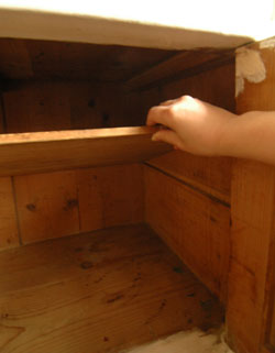 フランスの香りが漂う、雑誌の1Pみたいなアンティーク　ペイントキャビネット