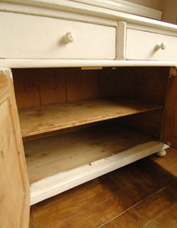 フランスの香りが漂う、雑誌の1Pみたいなアンティーク　ペイントキャビネット