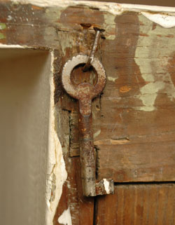 フランスの香りが漂う、雑誌の1Pみたいなアンティーク　ペイントキャビネット