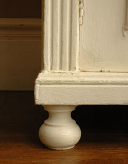 フランスの香りが漂う、雑誌の1Pみたいなアンティーク　ペイントキャビネット