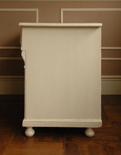 フランスの香りが漂う、雑誌の1Pみたいなアンティーク　ペイントキャビネット