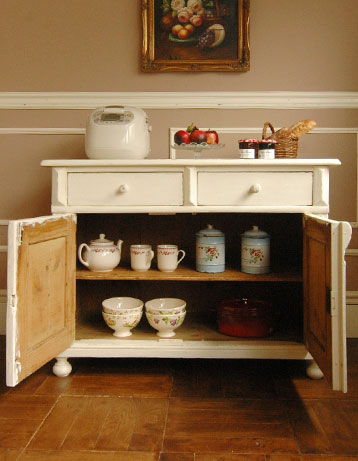 フランスの香りが漂う、雑誌の1Pみたいなアンティーク　ペイントキャビネット