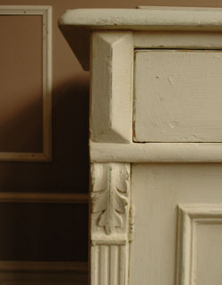 フランスの香りが漂う、雑誌の1Pみたいなアンティーク　ペイントキャビネット