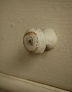 フランスの香りが漂う、雑誌の1Pみたいなアンティーク　ペイントキャビネット