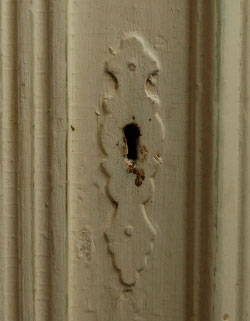 フランスの香りが漂う、雑誌の1Pみたいなアンティーク　ペイントキャビネット