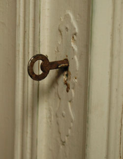 フランスの香りが漂う、雑誌の1Pみたいなアンティーク　ペイントキャビネット