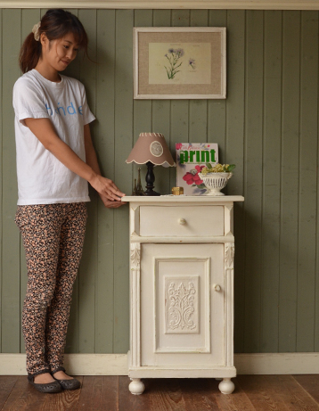 フランスから来た小さなキャビネット