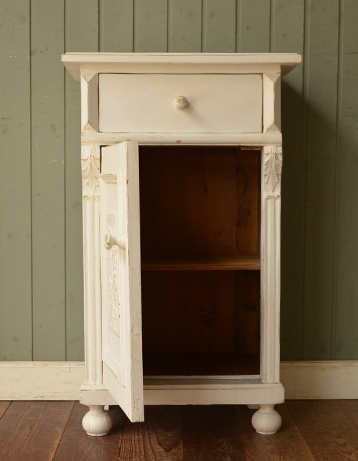 フランスから来た小さなキャビネット