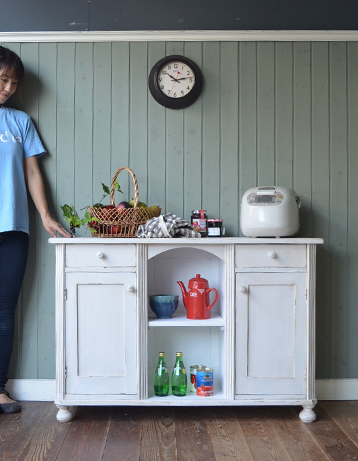 飾りながら収納。便利さが決め手！アンティークキャビネット