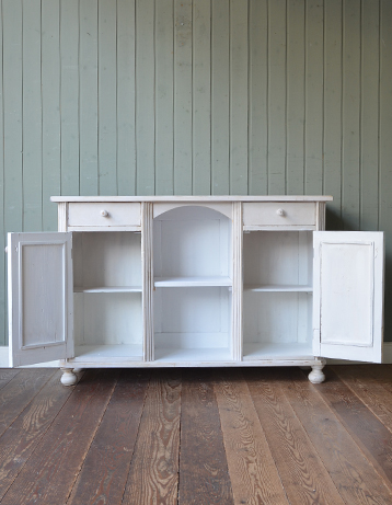 飾りながら収納。便利さが決め手！アンティークキャビネット