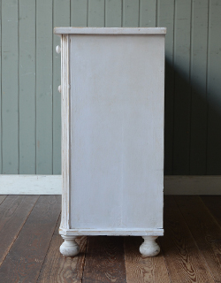 飾りながら収納。便利さが決め手！アンティークキャビネット