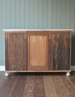 飾りながら収納。便利さが決め手！アンティークキャビネット