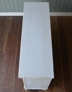 飾りながら収納。便利さが決め手！アンティークキャビネット