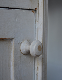 飾りながら収納。便利さが決め手！アンティークキャビネット