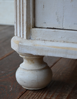 飾りながら収納。便利さが決め手！アンティークキャビネット