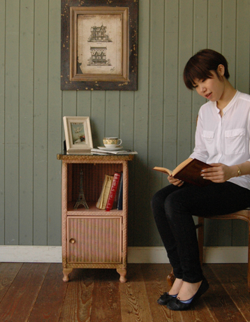 場所もとらないので、お部屋の空いたスペースに置いてみて下さい。サイドテーブルとしても使えそう。(d-892-f) d-892-f アンティークロイドルームボックス