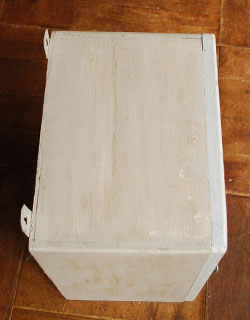 d-949-f アンティークスモールキャビネット(ホワイト)の上