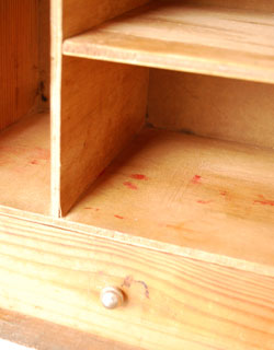 d-949-f アンティークスモールキャビネット(ホワイト)の汚れ