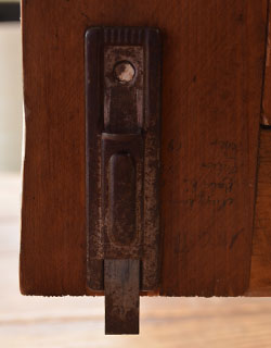 d-978-f アンティークキャビネット（ホワイト）のストッパー