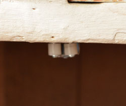 d-978-f アンティークキャビネット（ホワイト）のローラーキャッチャー