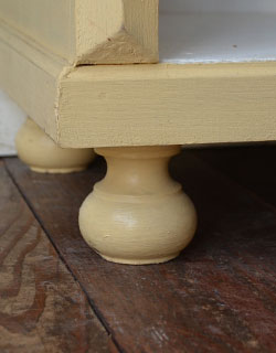 d-991-f アンティークガラスキャビネット（クリーム）の脚