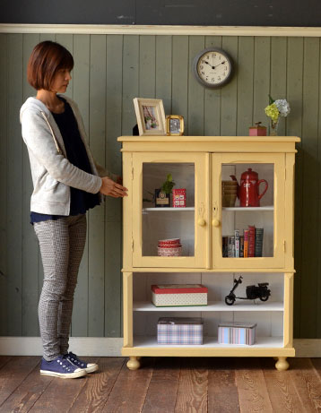 d-991-f アンティークガラスキャビネット（クリーム）のモデル入り