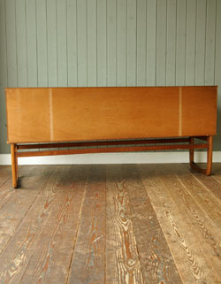 北欧インテリアをめざす方へオススメ。アンティークサイドボード