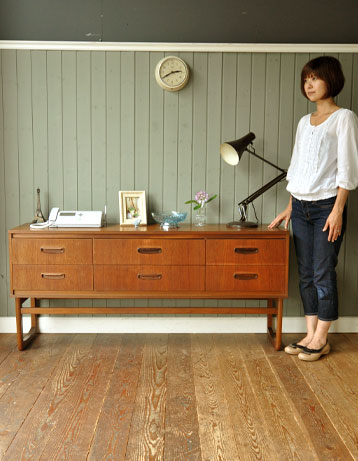 北欧インテリアをめざす方へオススメ。アンティークサイドボード